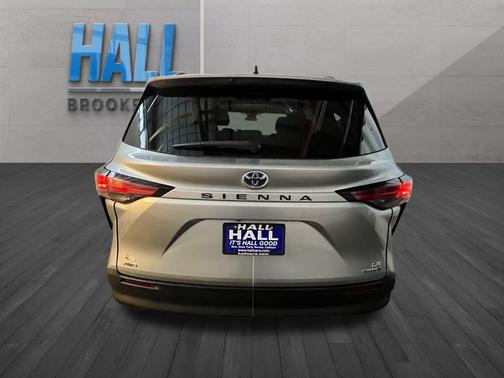 2022 Toyota Sienna LE