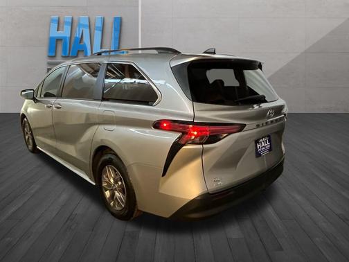 2022 Toyota Sienna LE