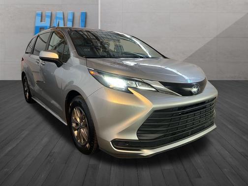 2022 Toyota Sienna LE
