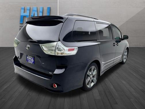 Midnight Black Metallic 2016 Toyota Sienna SE