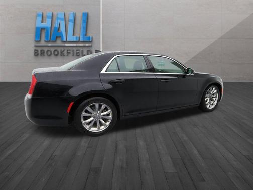 Gloss Black 2019 Chrysler 300 Touring