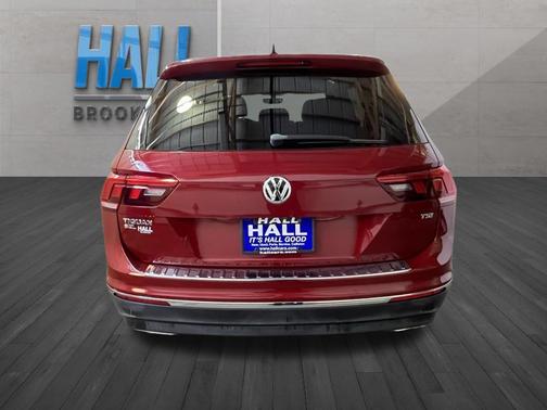 Cardinal Red Metallic 2018 Volkswagen Tiguan 2.0T SEL