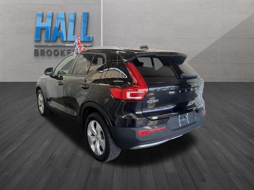 2022 Volvo XC40 T5 Momentum