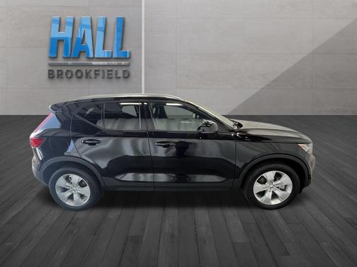 2022 Volvo XC40 T5 Momentum