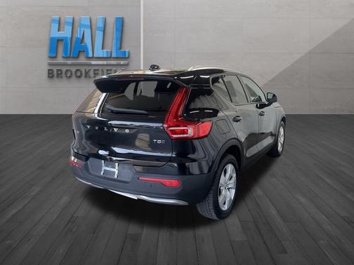 2022 Volvo XC40 T5 Momentum