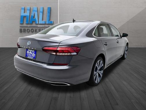 Platinum Gray Metallic 2022 Volkswagen Passat 2.0T SE
