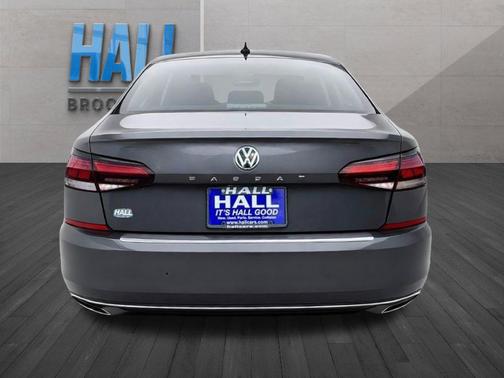 Platinum Gray Metallic 2022 Volkswagen Passat 2.0T SE