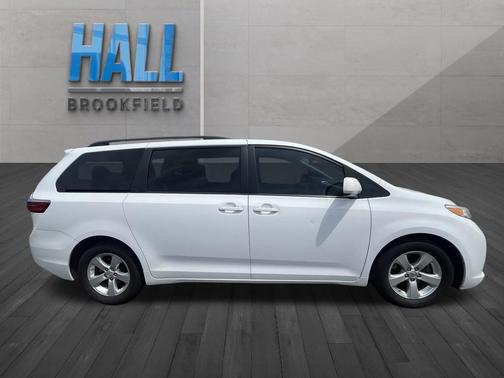 Super White 2016 Toyota Sienna LE