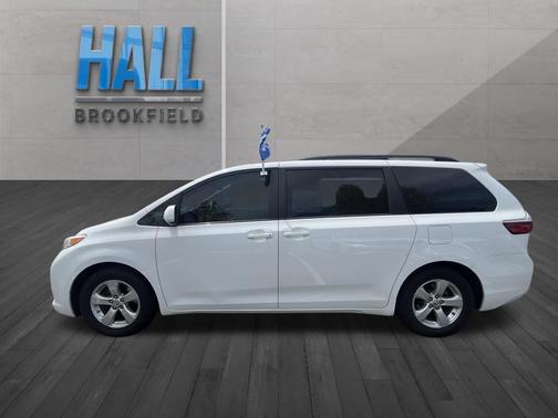 Super White 2016 Toyota Sienna LE