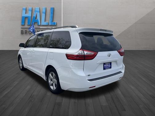Super White 2016 Toyota Sienna LE