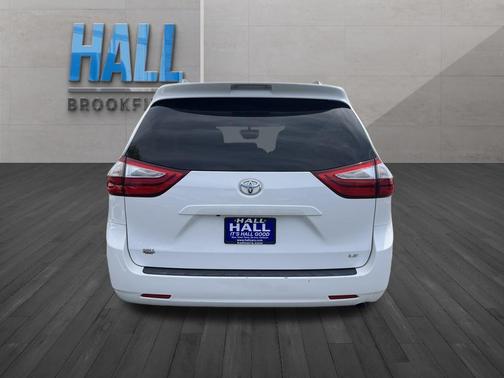 Super White 2016 Toyota Sienna LE