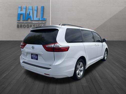 Super White 2016 Toyota Sienna LE