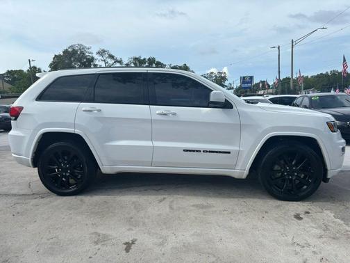 Bright White Clearcoat 2017 Jeep Grand Cherokee Altitude