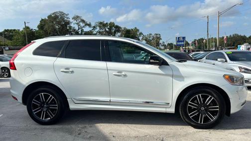 Crystal White Pearl Metallic 2017 Volvo XC60 T5 Dynamic