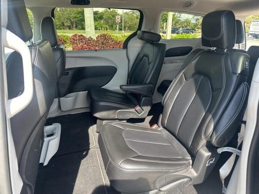 2023 Chrysler Pacifica Touring-L