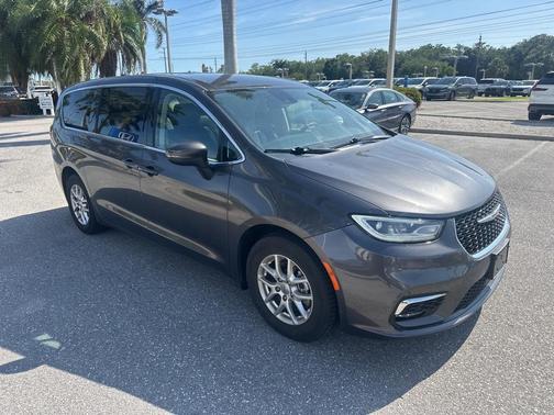 2023 Chrysler Pacifica Touring-L