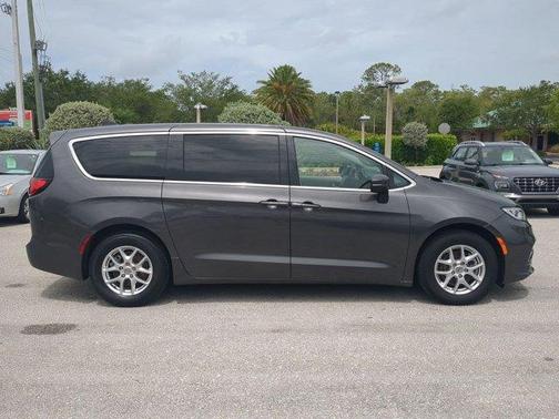 2023 Chrysler Pacifica Touring-L
