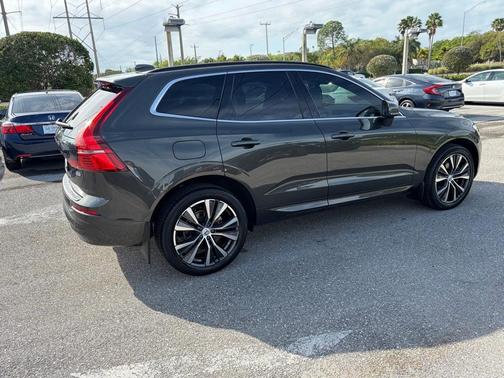 2022 Volvo XC60 B5 Momentum