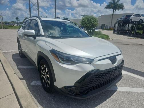 Pearl 2023 Toyota Corolla Cross Hybrid SE