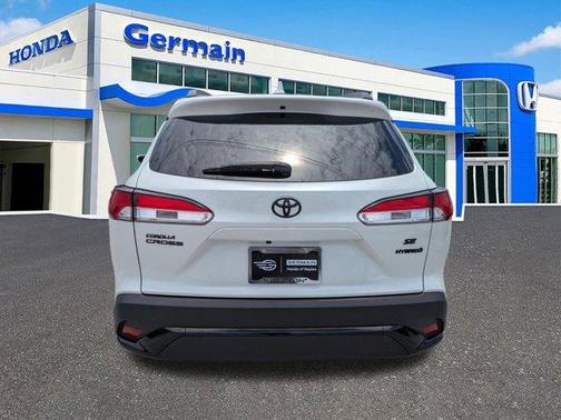 Pearl 2023 Toyota Corolla Cross Hybrid SE