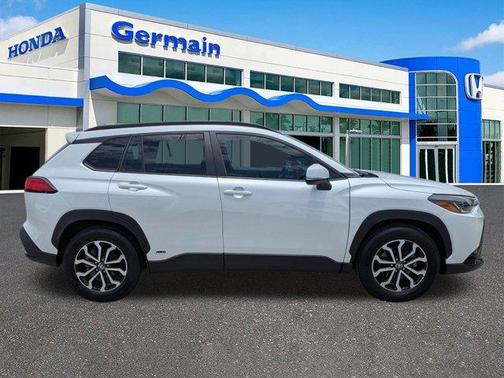 Pearl 2023 Toyota Corolla Cross Hybrid SE