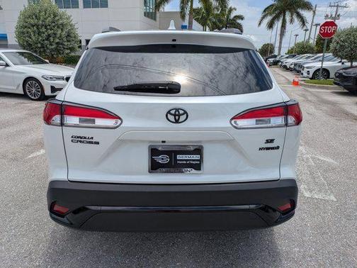 Pearl 2023 Toyota Corolla Cross Hybrid SE