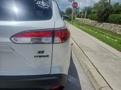 Pearl 2023 Toyota Corolla Cross Hybrid SE