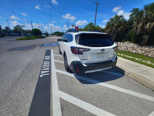 Crystal White Pearl 2022 Subaru Outback Limited XT