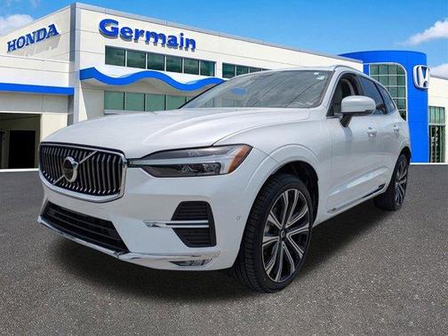 Crystal White 2023 Volvo XC60 B5 Ultimate Bright Theme