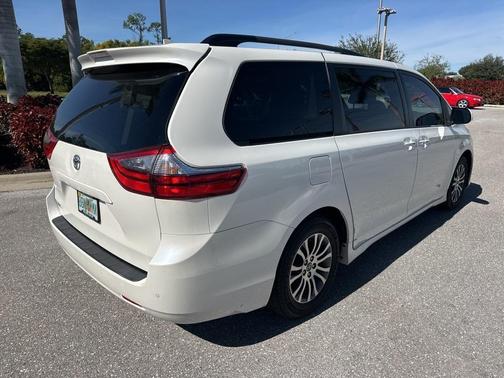 2020 Toyota Sienna XLE