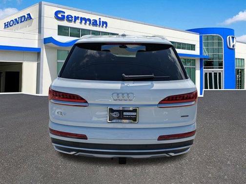 Glacier White Metallic 2023 Audi Q7 45 Premium