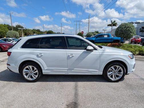Glacier White Metallic 2023 Audi Q7 45 Premium