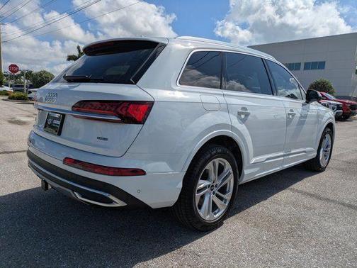Glacier White Metallic 2023 Audi Q7 45 Premium