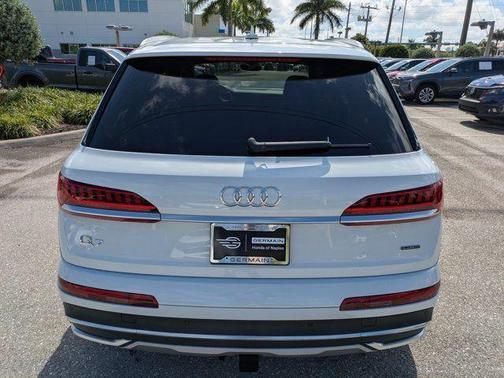 Glacier White Metallic 2023 Audi Q7 45 Premium