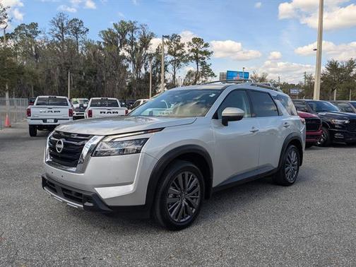 2024 Nissan Pathfinder SL