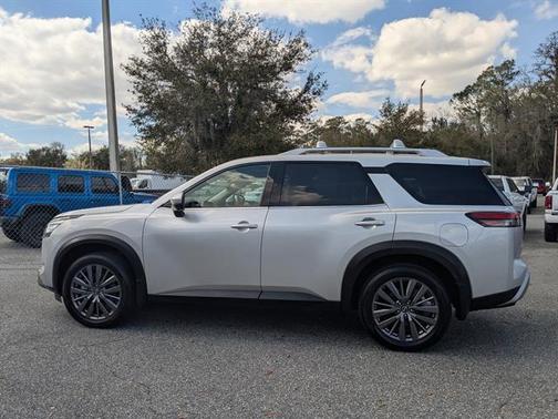 2024 Nissan Pathfinder SL