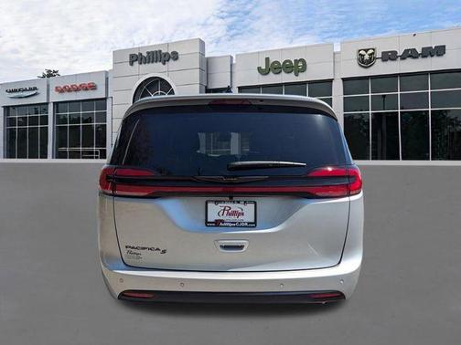 Silver Mist Clearcoat 2026 Chrysler Pacifica Select