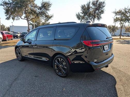 2024 Chrysler Pacifica Touring-L