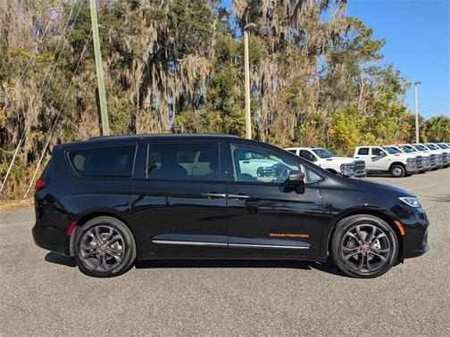 2024 Chrysler Pacifica Touring-L
