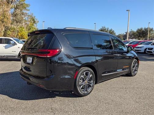 2024 Chrysler Pacifica Touring-L