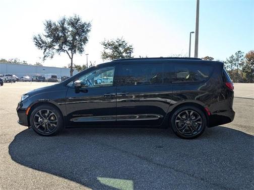 2024 Chrysler Pacifica Touring-L