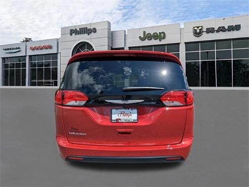 2025 Chrysler Voyager LX