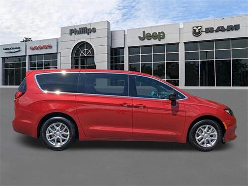 2025 Chrysler Voyager LX