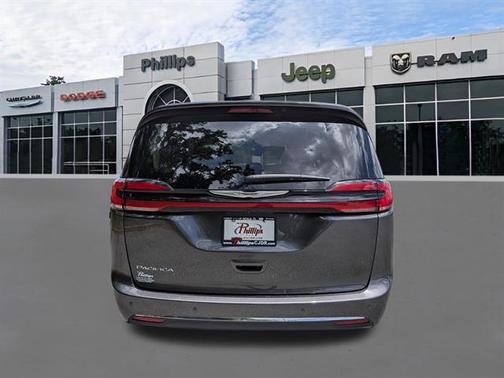 Granite Crystal Clearcoat Metallic 2022 Chrysler Pacifica Touring-L