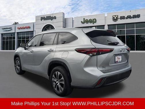 Celestial Silver Metallic 2024 Toyota Highlander XLE