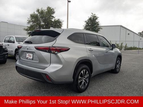 Celestial Silver Metallic 2024 Toyota Highlander XLE