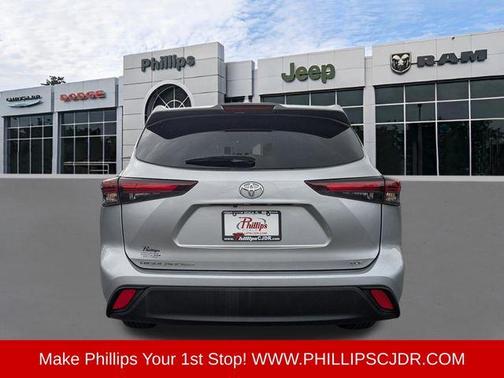 Celestial Silver Metallic 2024 Toyota Highlander XLE