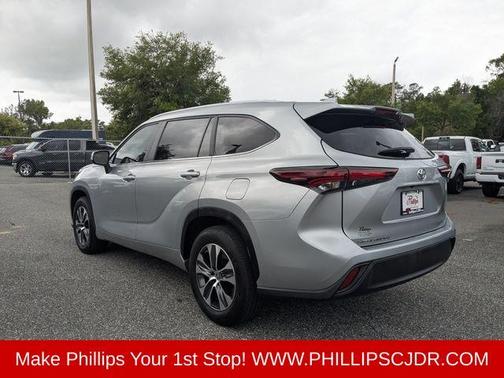 Celestial Silver Metallic 2024 Toyota Highlander XLE