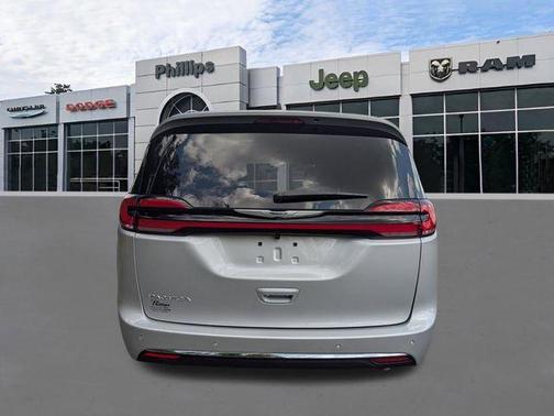 Silver Mist Clearcoat 2026 Chrysler Pacifica Select