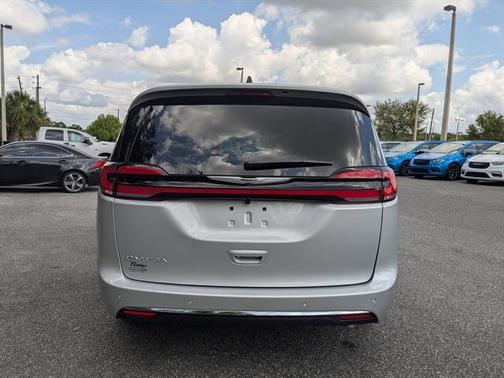 Silver Mist Clearcoat 2026 Chrysler Pacifica Select